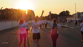 Bild mit Läufern im Sonnenuntergang